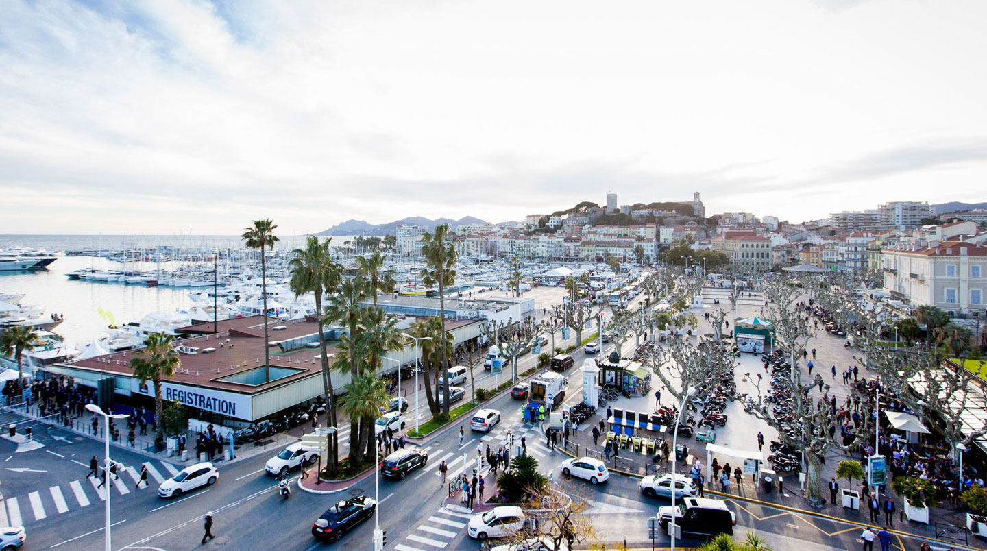 Schéma minimaliste montrant un chronomètre indiquant 5 minutes au centre de cercles concentriques représentant les zones de proximité autour du Palais des Festivals de Cannes